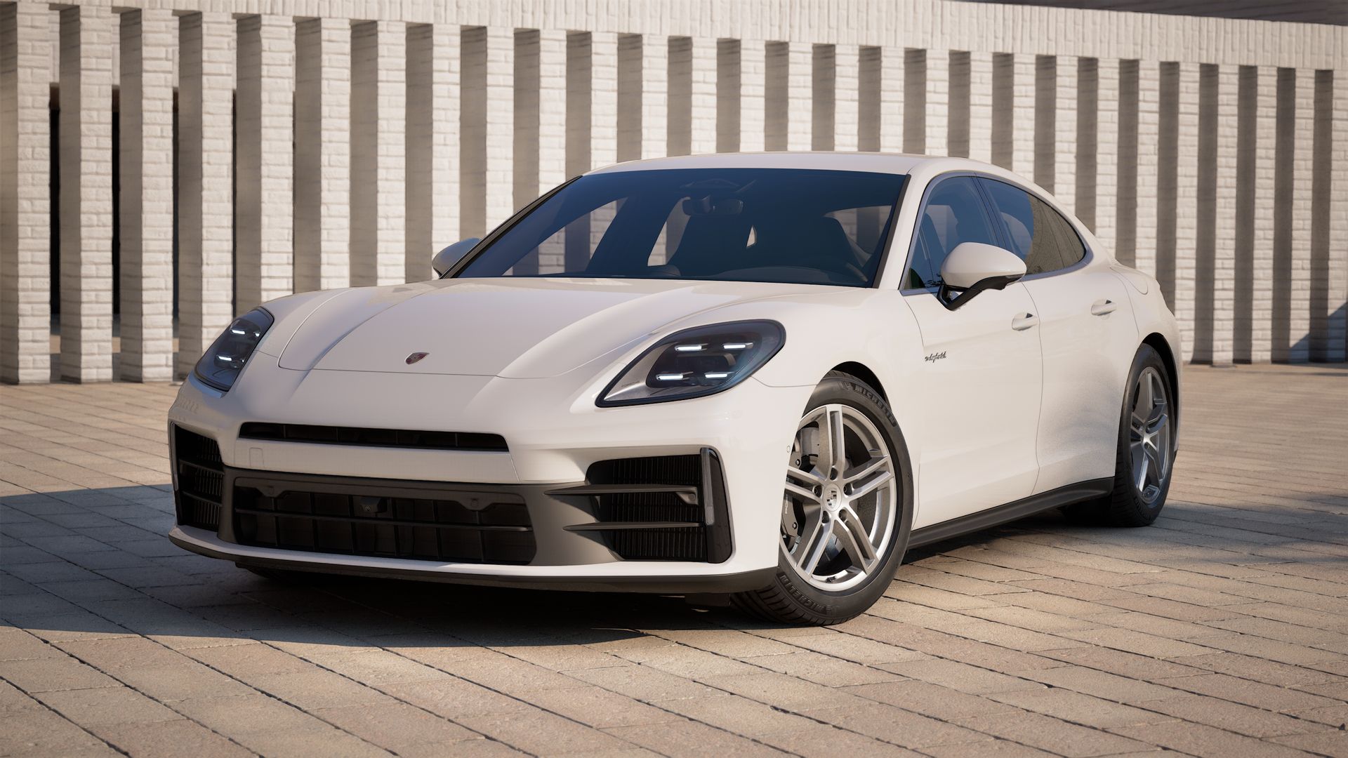 Panamera 4 E-Hybrid ის გარე ხედი, რომელიც აჩვენებს მანქანის წინა და მარცხენა მხარეს