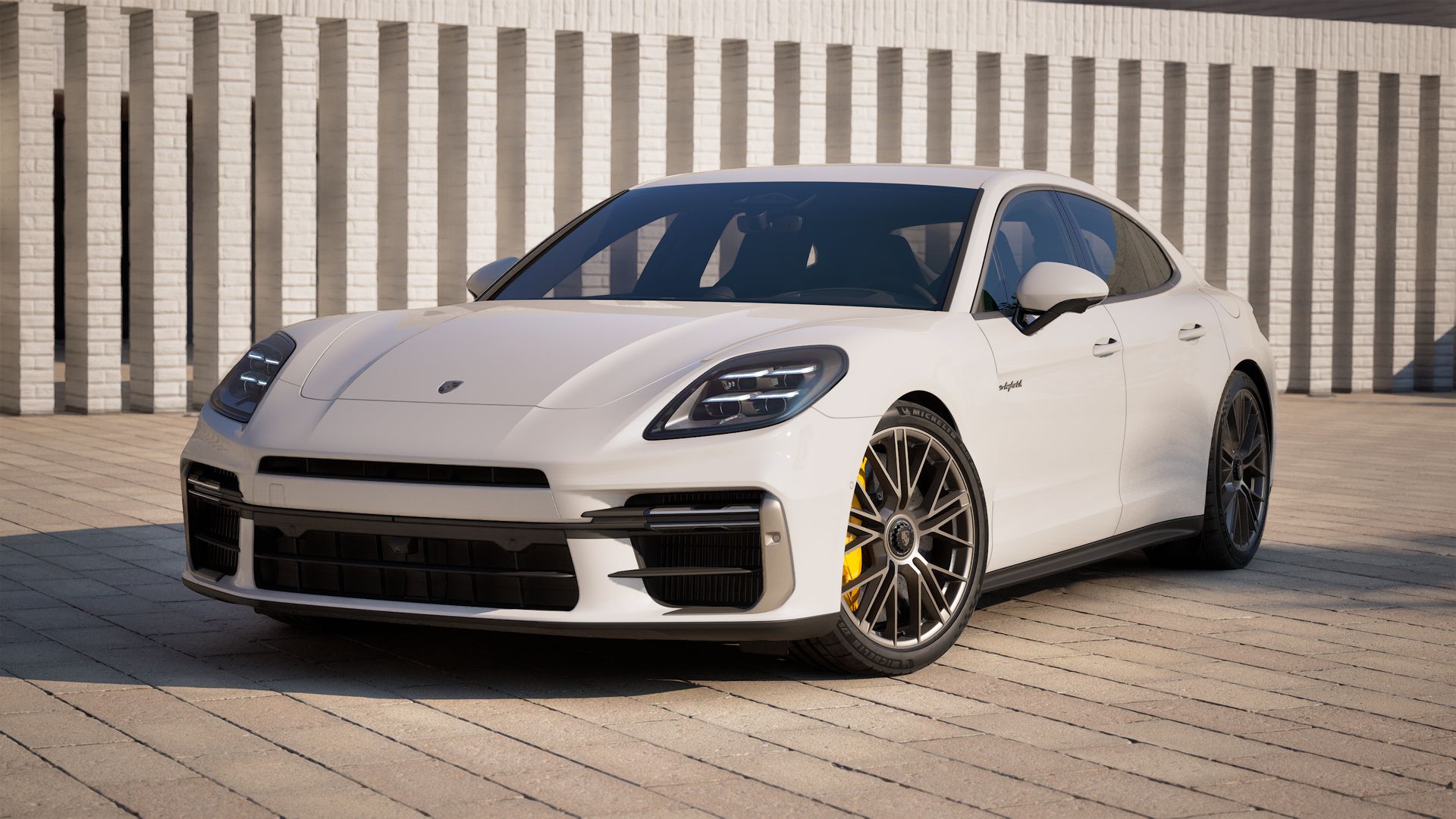 Vue extérieure de Panamera Turbo S E-Hybrid montrant l'avant et le côté gauche de la voiture