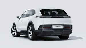 Cayenne Electric -ի արտաքին տեսքը. ավտոմեքենայի հետնամաս և ձախ կողմ
