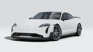 Taycan Turbo GT with Weissach Package -ի արտաքին տեսքը. ավտոմեքենայի առաջնամաս և ձախ կողմ