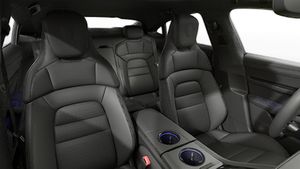 Taycan 4S Black Edition-ի սրահի տեսքը. առջևի նստատեղեր
