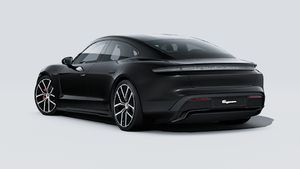 Taycan 4S Black Edition -ի արտաքին տեսքը. ավտոմեքենայի հետնամաս և ձախ կողմ
