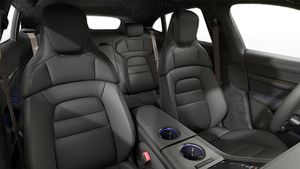 Taycan Turbo Cross Turismo-ի սրահի տեսքը. առջևի նստատեղեր
