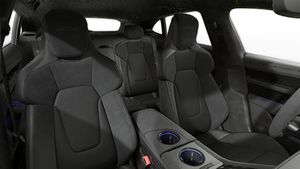 Taycan GTS Sport Turismo-ի սրահի տեսքը. առջևի նստատեղեր
