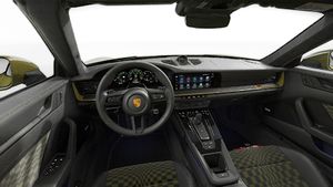 Vista interior que muestra el volante y el tablero de 911 Spirit 70
