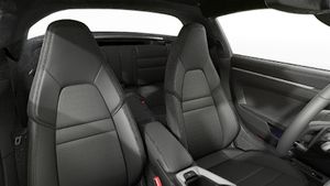Vista interior de los asientos delanteros del 911 Targa 4S
