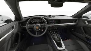 Vista interior que muestra el volante y el tablero de 911 Targa 4S