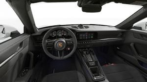 Vista interior que muestra el volante y el tablero de 911 Carrera 4 GTS Cabriolet