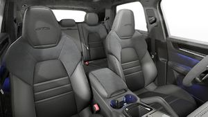 Vista interior de los asientos delanteros del Cayenne GTS
