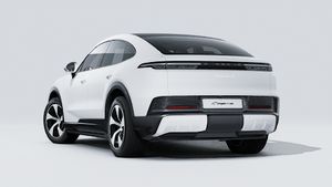 Vista exterior de Cayenne S Coupé Electric mostrando la parte trasera y el lado izquierdo del coche