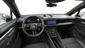 Vista interior que muestra el volante y el tablero de Macan 4 Electric
