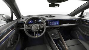 Vista interior que muestra el volante y el tablero de Macan Turbo Electric