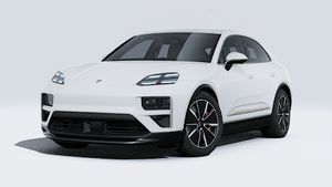 Vista exterior de Macan Turbo Electric mostrando la parte delantera y el lado izquierdo del coche