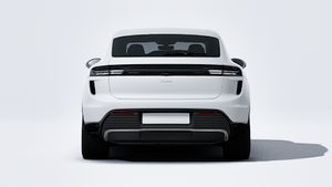 Vista exterior de Macan Turbo Electric mostrando la parte trasera del coche