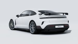 Vista exterior de Taycan Turbo GT with Weissach Package mostrando la parte trasera y el lado izquierdo del coche
