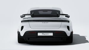 Vista exterior de Taycan Turbo GT with Weissach Package mostrando la parte trasera del coche