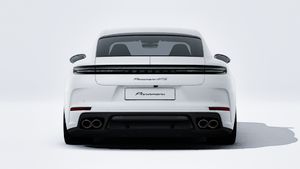 Vista exterior de Panamera GTS mostrando la parte trasera del coche