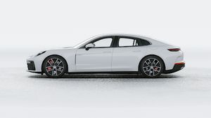 Vista exterior de Panamera 4S E-Hybrid mostrando el lado izquierdo del coche