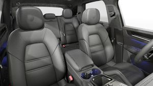 Innenansicht mit den Vordersitzen von Cayenne E-Hybrid Black Edition