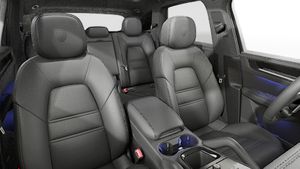Innenansicht mit den Vordersitzen von Cayenne S E-Hybrid Black Edition