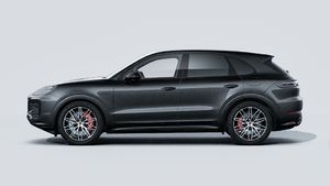 Die Außenansicht von Cayenne S E-Hybrid Black Edition zeigt die linke Seite des Fahrzeugs