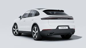 Außenansicht von Cayenne E-Hybrid Coupé mit der Rückseite und der linken Seite des Fahrzeugs