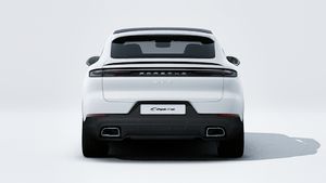 Außenansicht von Cayenne E-Hybrid Coupé mit Blick auf das Heck des Fahrzeugs