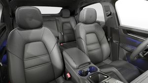 Innenansicht mit den Vordersitzen von Cayenne Coupé Black Edition