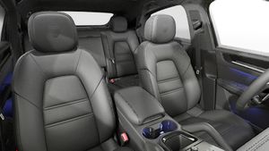 Innenansicht mit den Vordersitzen von Cayenne S E-Hybrid Coupé Black Edition
