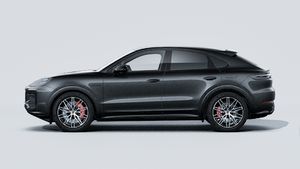 Die Außenansicht von Cayenne S E-Hybrid Coupé Black Edition zeigt die linke Seite des Fahrzeugs
