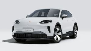 Außenansicht von Cayenne Electric mit der Vorderseite und der linken Seite des Fahrzeugs