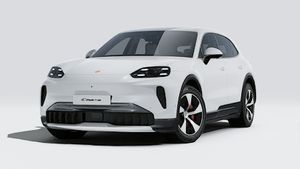 Außenansicht von Cayenne S Electric mit der Vorderseite und der linken Seite des Fahrzeugs