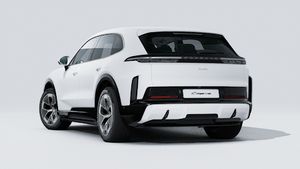 Außenansicht von Cayenne Turbo Electric mit der Rückseite und der linken Seite des Fahrzeugs