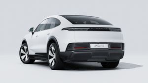 Außenansicht von Cayenne Coupé Electric mit der Rückseite und der linken Seite des Fahrzeugs