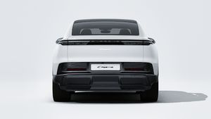 Außenansicht von Cayenne Coupé Electric mit Blick auf das Heck des Fahrzeugs
