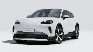 Außenansicht von Cayenne S Coupé  Electric mit der Vorderseite und der linken Seite des Fahrzeugs