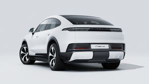 Außenansicht von Cayenne S Coupé  Electric mit der Rückseite und der linken Seite des Fahrzeugs