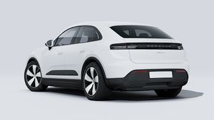 Außenansicht von Macan 4 mit der Rückseite und der linken Seite des Fahrzeugs