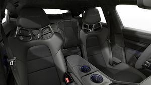Innenansicht mit den Vordersitzen von Taycan Turbo GT