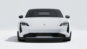 Außenansicht von Taycan Turbo GT mit Blick auf die Vorderseite des Fahrzeugs