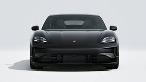 Außenansicht von Taycan Black Edition mit Blick auf die Vorderseite des Fahrzeugs