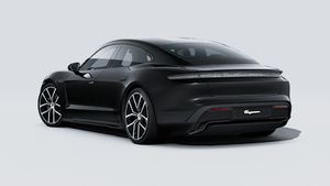 Außenansicht von Taycan Black Edition mit der Rückseite und der linken Seite des Fahrzeugs