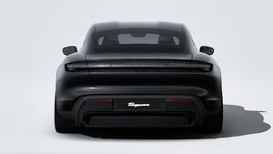 Außenansicht von Taycan Black Edition mit Blick auf das Heck des Fahrzeugs