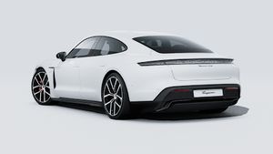 Außenansicht von Taycan 4S Black Edition mit der Rückseite und der linken Seite des Fahrzeugs