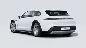 Außenansicht von Taycan 4 Cross Turismo mit der Rückseite und der linken Seite des Fahrzeugs