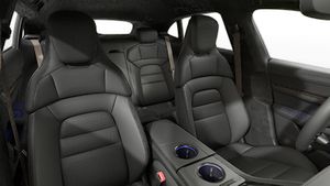 Innenansicht mit den Vordersitzen von Taycan Turbo Sport Turismo
