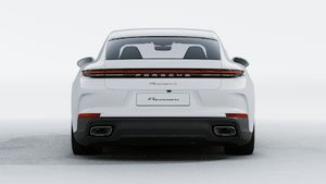 Außenansicht von Panamera 4 E-Hybrid mit Blick auf das Heck des Fahrzeugs