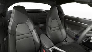 911 Targa 4S avtomobilinin ön oturacaqlarını göstərən daxili görünüş