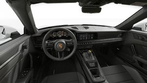 911 GT3 S/C avtomobilinin sükanı və idarə panelini göstərən daxili görünüş
