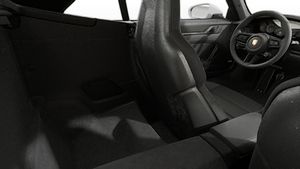 911 GT3 S/C avtomobilinin arxa oturacaqlarını göstərən daxili görünüş